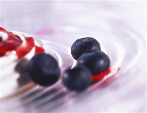 Meringues with fresh blueberries and blueberry sauce