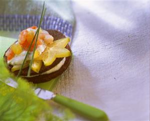 Shrimps on pumpernickel with carambolas and quark