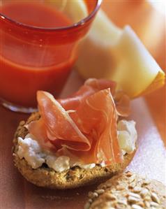 Roll with parma ham, cream cheese, melon; tomato juice (1)