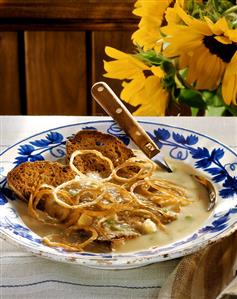 Nuremberg potato soup with slices of bread & onion rings