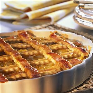 Crostata with peaches in a tart dish