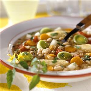 Minestrone ai gnocchi di semolino (Minestrone with dumplings)