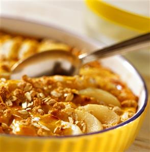 Quark bake with pears and oat flakes in baking dish