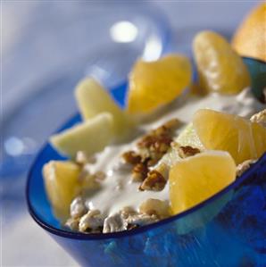 Fruity winter muesli with yoghurt and nuts