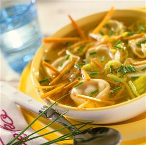 Bouillon with tortellini, vegetables & chives