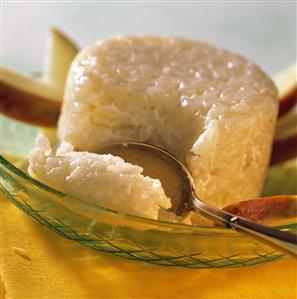 Apple rice pudding surrounded by apple wedges