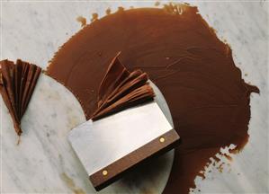 Forming chocolate fan from couverture using spatula