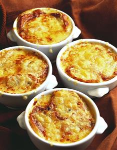 Onion soup au gratin in four soup cups