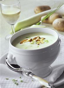 Vichyssoise (cold potato and leek soup) with mushrooms. Receta disponible TR