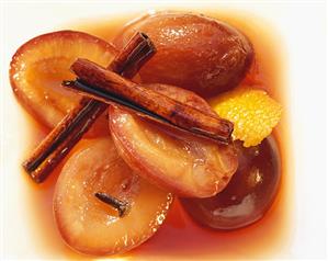 Plum compote with cinnamon sticks and orange peel (1)