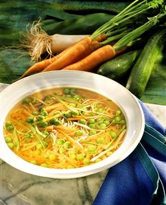 Quick noodle soup with vegetables