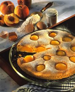 Quick fruit sponge with peaches and icing sugar