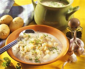 Potato soup with garlic and parsley