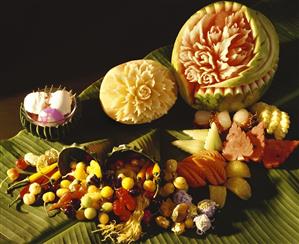 Thai desserts and fruit carvings