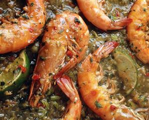 Jumbo prawns with limes and chili (close-up)