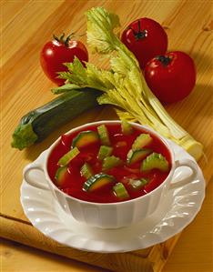 Tomato soup with courgettes and celery in soup bowls