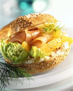 Sandwich with smoked salmon, oranges and mayonnaise. Receta disponible TR