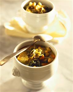 Vegetable soup with white bread and onions