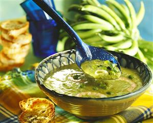 Pea soup with shrimps and toasted white bread