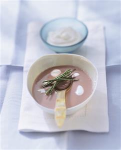 Red onion cream soup with sour cream and chives (1)