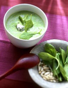 Spinach soup with gorgonzola and pine nuts (1)