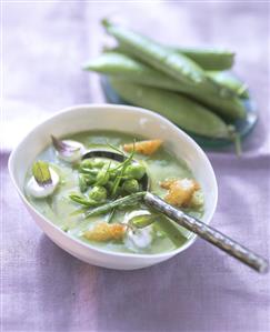 Pea soup with mint, crème fraiche and croutons