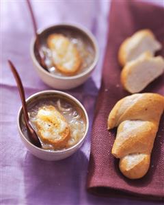 Onion soup with white bread (2)