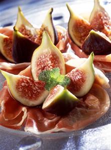 Prosciutto e fichi (Parma ham with fresh figs)