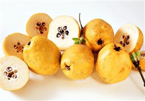 Whole and half quinces with drops of water