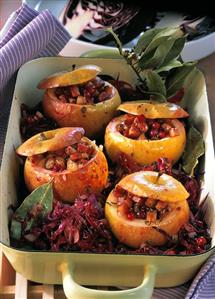 Red cabbage, ham-stuffed apples & bay leaf in a roasting dish