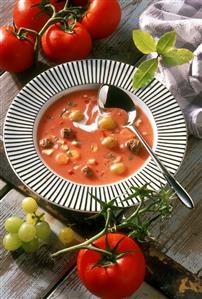 Game soup with tomatoes and grapes