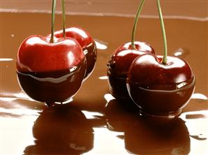 Fresh cherries, half with chocolate sauce