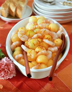 Shrimp and melon salad with saffron; slices of white bread