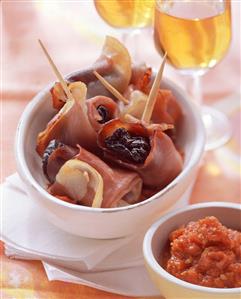 Serrano plums with tomato dip and sherry (2)