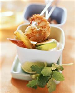 Creole fondue with fruit and shrimps in bowls (1)