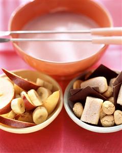 Berry yoghurt fondue with fruit, amaretti an chocolate