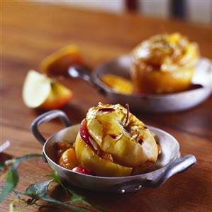 Baked apples with grapes and almonds