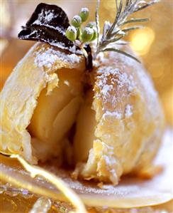 Vanilla apples in puff pastry with icing sugar (cut into)