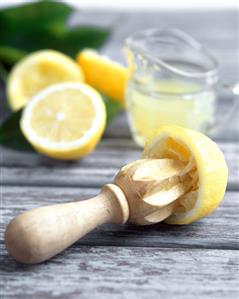 Squeezed lemon, lemon juice and lemon halves (1)