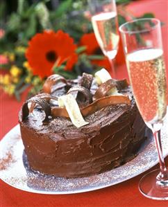 Festive chocolate gateau, champagne and bouquet (1)