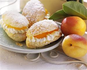 Filled puff pastry with apricots and cream (2)