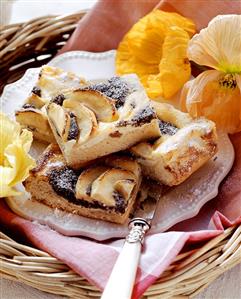 Yeast cake with poppyseeds, quark, apples & icing sugar