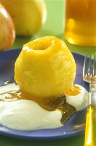 Honey-coated apple with yoghurt sauce