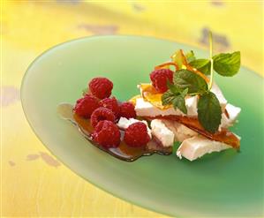 Honey caramel with fresh goat's cheese and raspberries