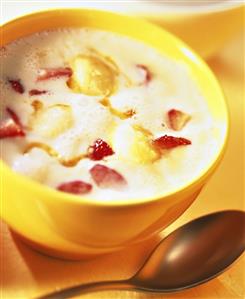 Cold soup with strawberries and semolina dumplings