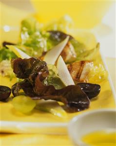 Oak leaf lettuce with grapes, pears and chicken fillet