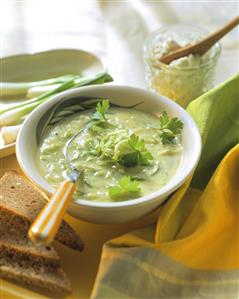 Leek soup with cream cheese and parsley; wholemeal bread