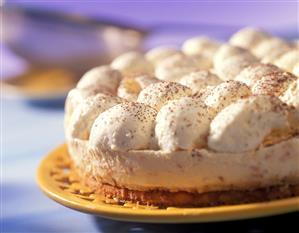 Snowball tart with cream and mandarin oranges