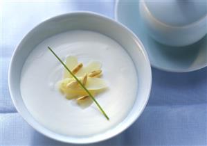 Creamed asparagus soup with pine nuts (1)