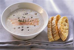 Whipped lentil soup with parma ham and baguette (1)